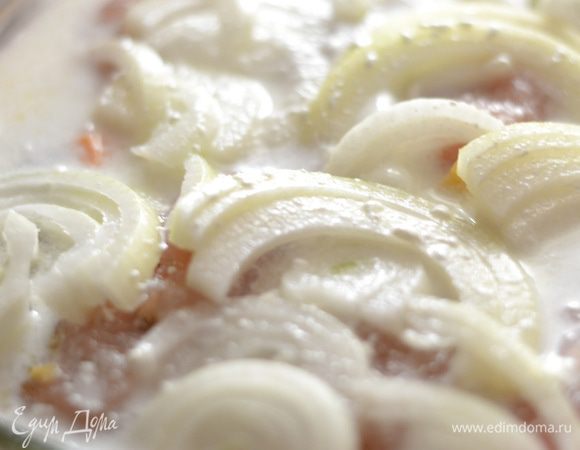 В горячей воде развести сметану, вылить эту смесь на крученики, слегка посолить, накрыть форму фольгой или крышкой и выпекать в разогретой духовке при температуре 200 градусов около часа.