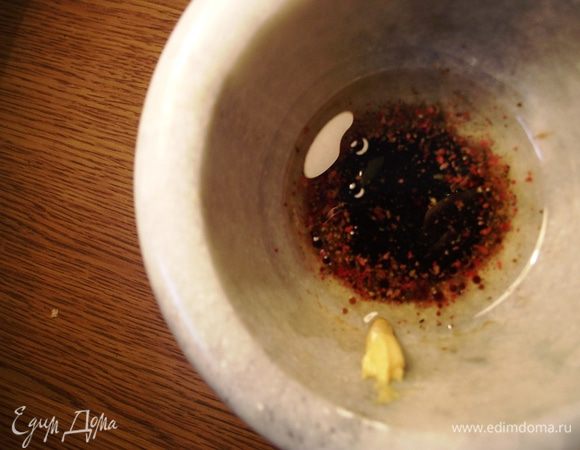 В ступке измельчите специи, добавьте оливковое масло, сок лимона, горчицу. Все хорошо перемешайте.