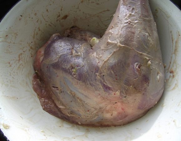 Натрите индейку маринадом и отправьте в пакет. Герметично закройте и отправьте в холодильник на 1 час. По истечении времени индейку извлеките из пакета, натрите сметаной (йогуртом).