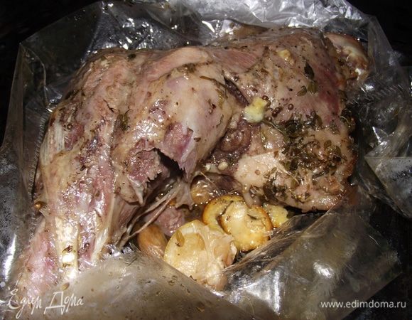 Нагрейте духовку до 200°C. В пакет для запекания отправьте головку чеснока, цедру лимона (или апельсина), тимьян, веточку розмарина, по желанию добавьте овощи. Положите индейку, влейте оставшийся маринад и закройте пакет. Запекайте 15 минут при 200°C, а затем 30 минут — при 160°C. По окончании откройте пакет и дайте зарумяниться корочке.