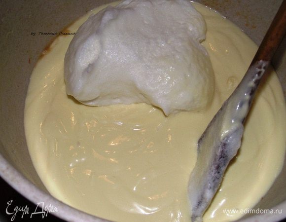 Затем к крему добавляем взбитые белки, делаем это аккуратно, чтобы белки не “упали”. Таким образом мы получили легкий воздушный крем – идеальная основа любого чизкейка!