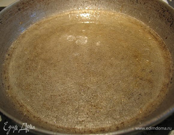 На сковороде растопите сахар с 3 ст. л. лимонного сока и 1 ст. л. коньяка.