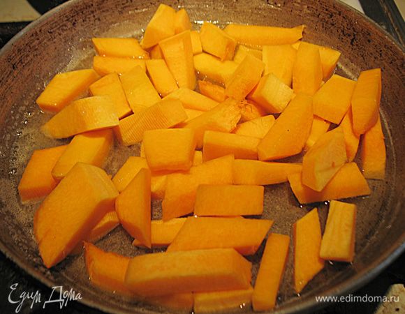 Нарежьте тыкву на кусочки. Положите тыкву в растопленный сахар и готовьте, пока жидкость не выпарится. Тыква должна карамелизоваться. Снимите с огня и дайте остыть.