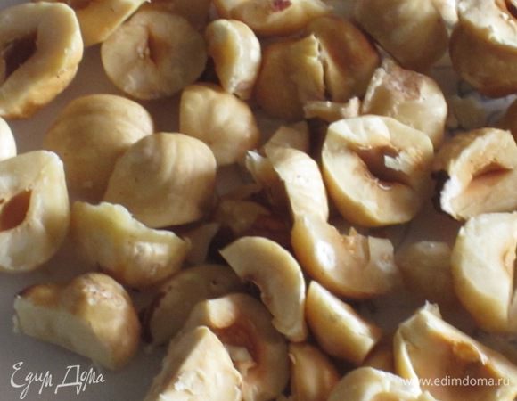 Фундук крупно нарезать.