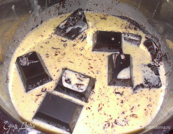 Поломайте шоколад на кусочки, смешать его со сливочно-масляным кремом и дайте ему расплавиться.