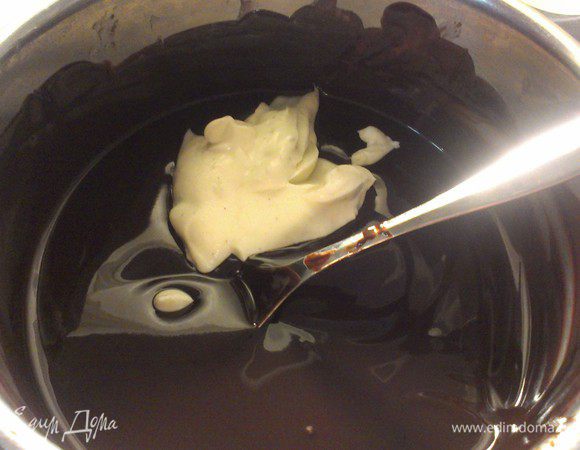 Введите творог с помощью миксера и перемешайте все до однородной, гладкой массы. 