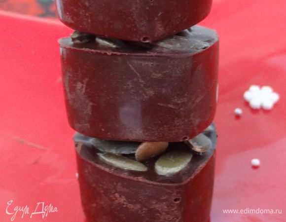 Вытащите из формы конфеты и наслаждайтесь)

Если использовали обычную прямоугольную форму, то достаньте ее из холодильника, дайте немного постоять при комнатной температуре и нарежьте трюфельную массу на маленькие квадратики.

У меня получилось 34 конфеты из указанного количества ингредиентов.

