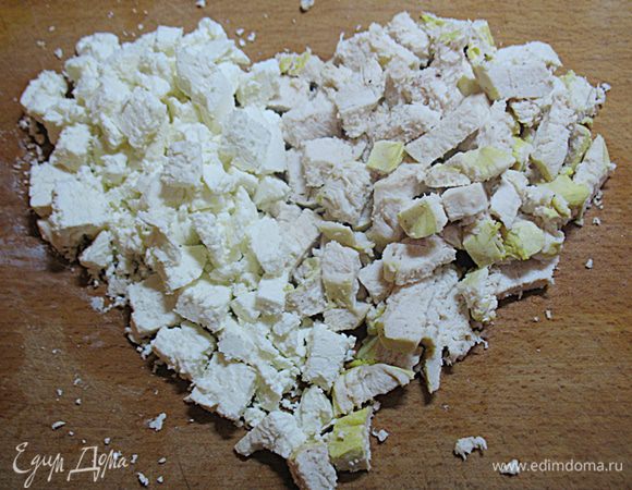 Нарежьте куриную грудинку и брынзу кубиками. Заправьте частью смеси оливкового масла и лимонного сока, добавьте соль и перец.