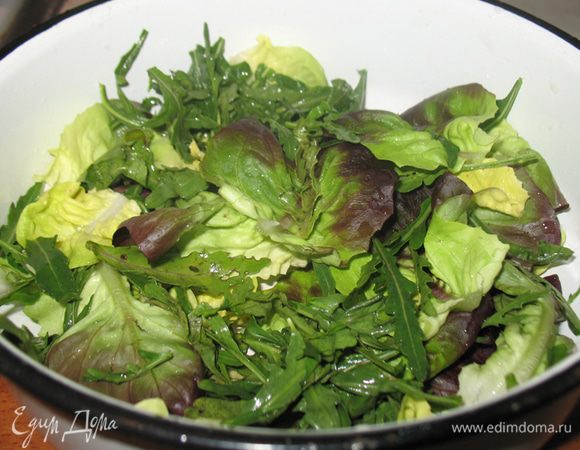 Салатные листья помойте, обсушите, если надо, нарвите руками. Полейте оставшейся заправкой, аккуратно перемешайте.