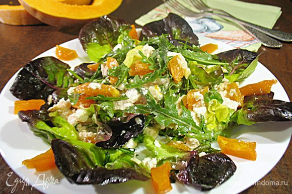 Смешиваем карамелизированную тыкву с куриной грудинкой и брынзой, добавляем салатные листья