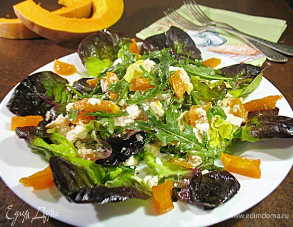 Смешайте тыкву с куриной грудинкой и брынзой, добавьте салатные листья.