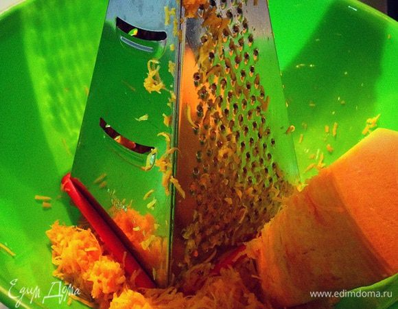 Тыкву натереть на мелкой терке....