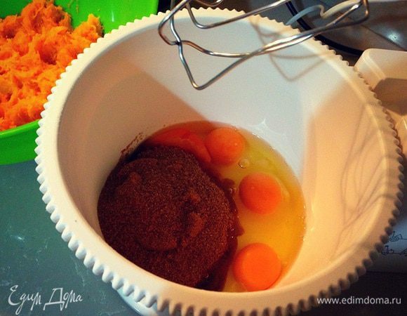 Яйца взбиваем с сахаром....до полного растворения сахара(я взяла коричневый сахар,но вы можете взять и обычный белый)...продолжая взбивать добавим масло,добавим цедру апельсина,муку, корицу, соль, соду...