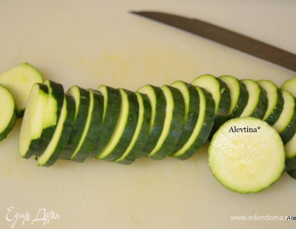 Разогреть духовку до 200 гр. Противень смазать сливочным  маслом или выстелить бумагу для выпечки.
Цукини помыть и порезать на ровные части.
