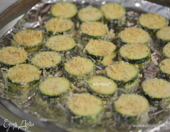 Поставить противень с цукини  в разогретую духовку на 35-40 мин.
Достанем из духовки.