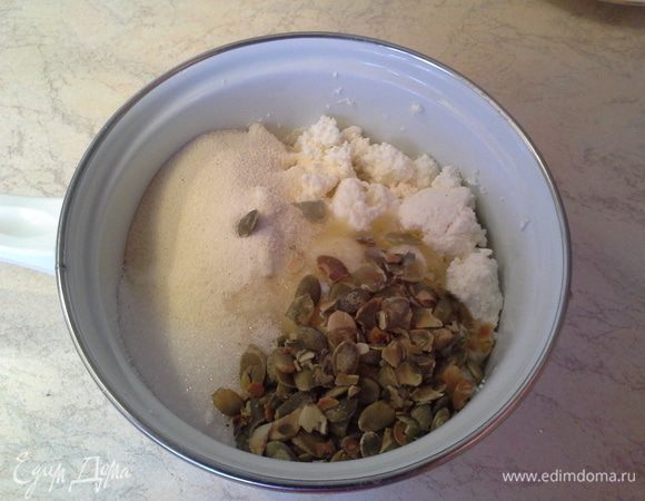 Замешиваю тесто из творога, сахара, яйца, манки, семечек.