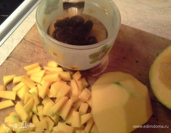 Режу тыкву,  заливаю кипятком чернослив, настаиваю10 мин, сливаю, режу.