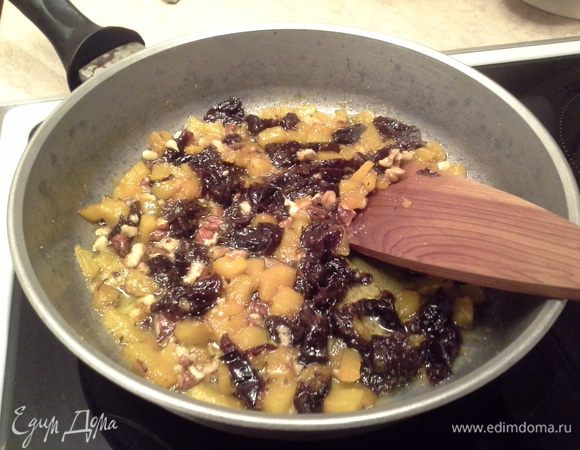 На сковороду наливаю масло, кладу тыкву, тушу 15 мин периодически помешивая.  Затем добавляю чернослив, сахар, орехи, мускатный орех и имбирь, перемешиваю. Настаиваю 5 мин.