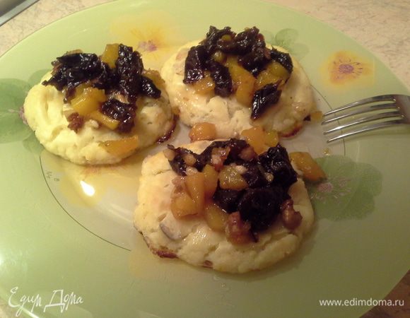 Подаю сырники полив соусом.
Приятного аппетита! 