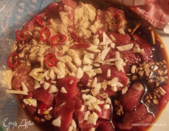 Добавить измельченный чеснок,чили и имбирь. залить соевым соусом.