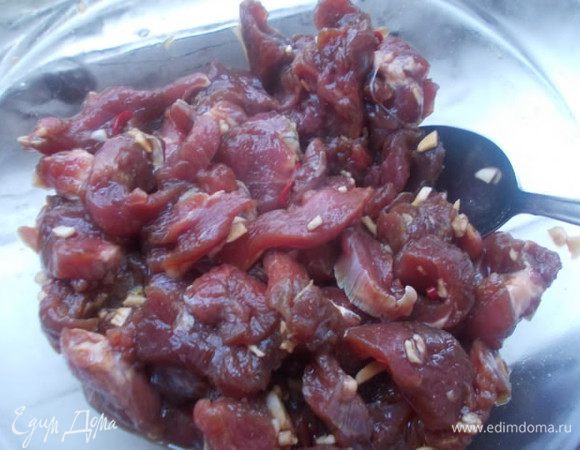 Оставить мясо в холодильнике на 3-4 часа мариноваться. Я оставляла на ночь. К утру мясо впитало практически весь соус.