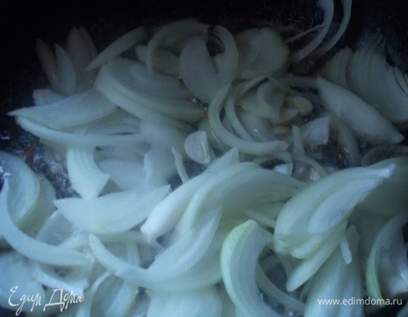 На разогретом масле, в сковороде обжариваем лук,порезанный соломкой. Он должен стать слегка золотистым.