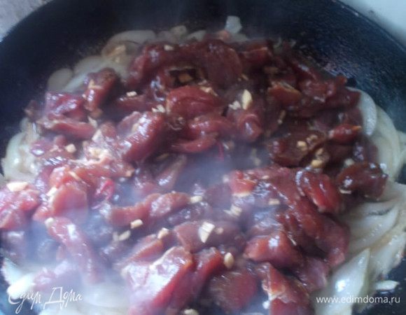 Затем добавляем мясо,вместе с соусом и тушим на среднем огне до готовности. 