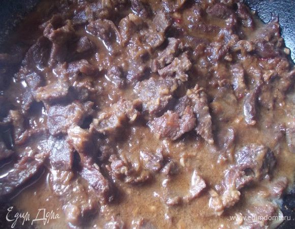 У меня была старая говядина,поэтому я тушила 35-40 минут,подливая водички. Если у вас помоложе,можно убавить время и готовить 20-30 минут и воду не подливать.