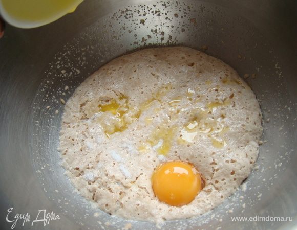 Добавить желток и растопленное масло.