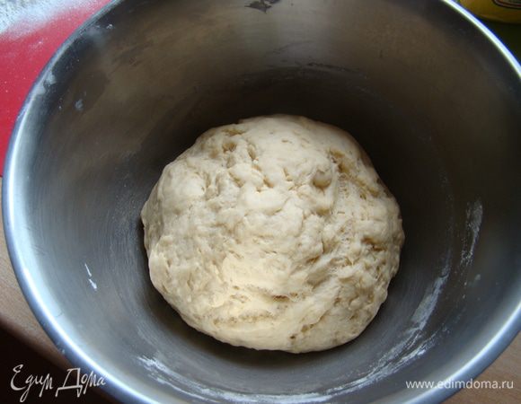 ... соль, муку - замесить тесто, сформировать шар и положить его в смазанную маслом миску, накрыть. Оставить в теплом месте подходить (около часа).
