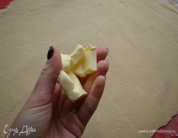 Разогреть духовку до 200"С.
Тесто раскатать, смазать всю поверхность мягким сливочным маслом (отложить кусочек 10 г).