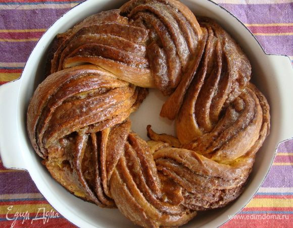 Желток смешать с растопленным маслом (10 г), смазать венок, подержать в духовке 2-3 минуты. Готово!