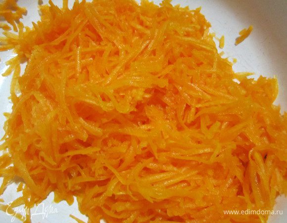 Мякоть тыквы натереть на тёрке. 