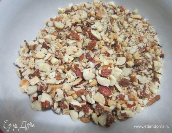 Фундук и миндаль измельчить в блендере.