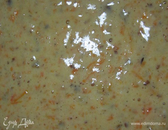 Желтки растереть с сахаром. К ним добавить тыкву, орехи, цедру и сок апельсина, разрыхлитель и муку. Всё тщательно перемешать. Белки взбить до устойчивых пиков и аккуратно ввести в тесто. Тесто вылить в форму, смазанную сливочным маслом. 