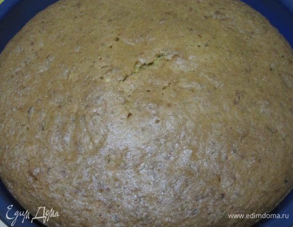 Выпекать в заранее разогретой до 180 градусов духовке около 45 минут (в зависимости от вашей духовки). Растопить молочный шоколад на водяной бане и нанести на верх пирога. Приятного аппетита! 