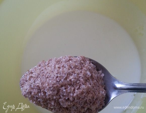  Смешиваем 100 мл. кефира и 1 ст.л. пшеничных отрубей.