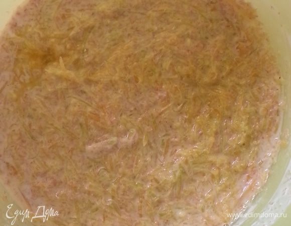 Добавляем к отрубям 1 ст. натертой тыквы вместе с соком.