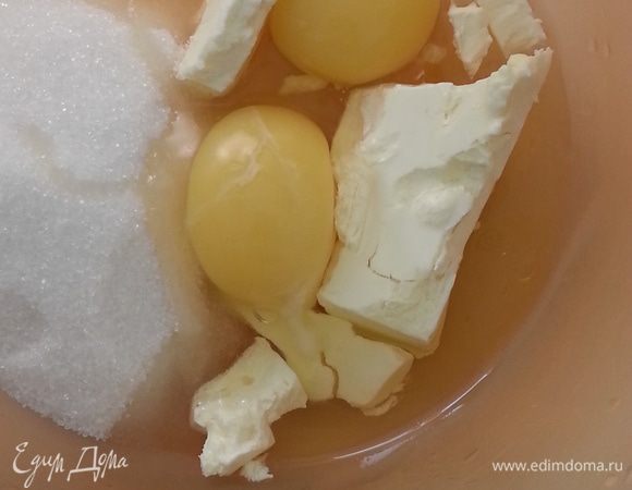 Смешиваем яйца, сахар и размягченное сливочное масло.