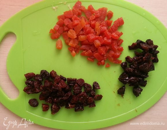 Нарезаем сухофрукты и смешиваем с оставшимся тестом. Выкладываем в форму.