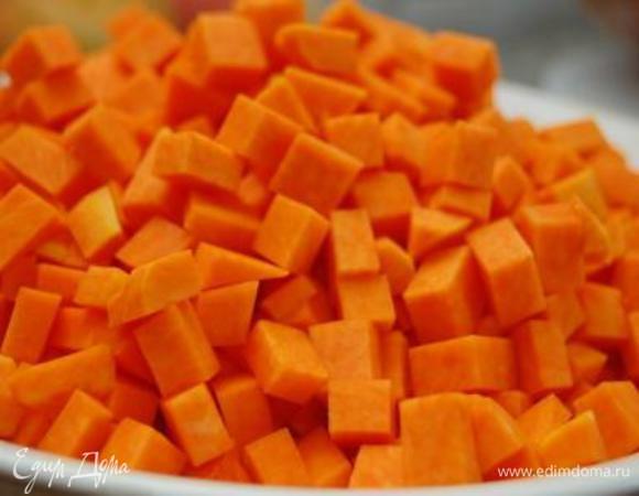 Тыкву очистить от кожуры и тоже нарезать примерно таким же кубиком. 