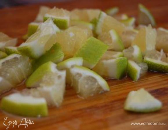 Лимон вместе со шкуркой  измельчим кубиком.