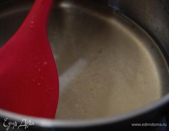 Воду, в которой была курага, слить в кастрюлю, добавить сахар и варить на среднем огне до появления первых пузырей. 