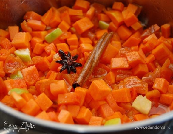 Добавить тыкву, курагу, лимон. Перемешать. Специи – дело вкуса, но корица и бадьян здесь не будут лишними.