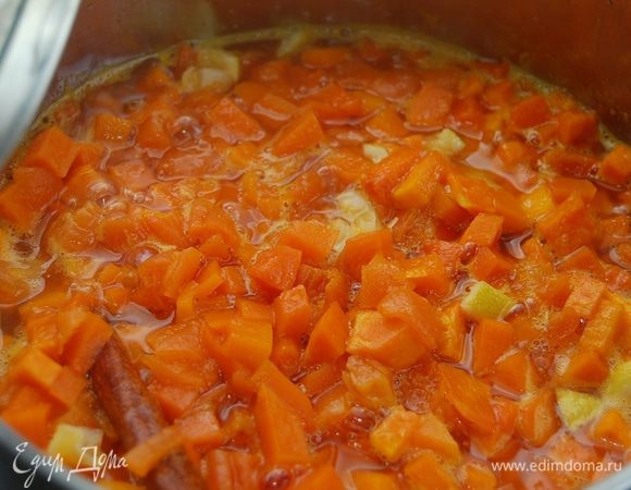 Варить на медленном огне до готовности тыквы ( у меня – 30 минут). Упаковку желфикс соединить с 1 ст. л. сахара и добавить в варенье. Проварить еще 1 минуту. 