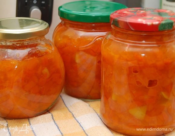 Готовое варенье разлить по банкам, остудить при комнатной температуре и отправить в холодильник на одну неделю.  У меня получилось почти полтора литра варенья. 