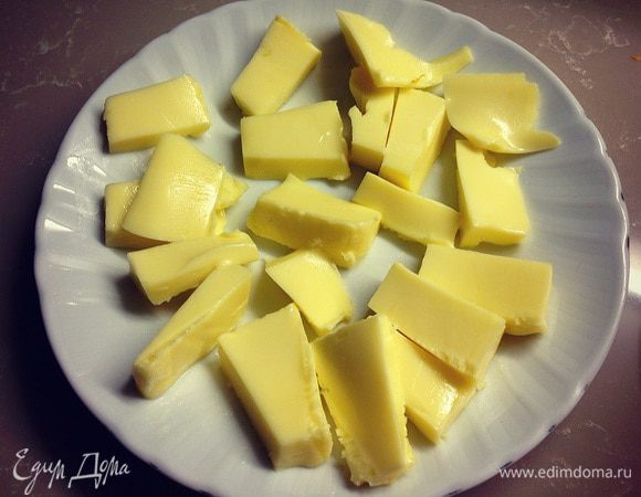 Сначала достанем масло и нарежем его мелкими кусочками и оставим его пусть станет мягким....