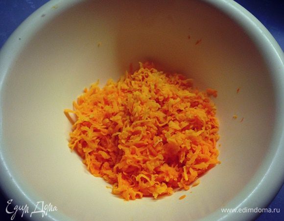 Тыкву натрем на мелкой терке....