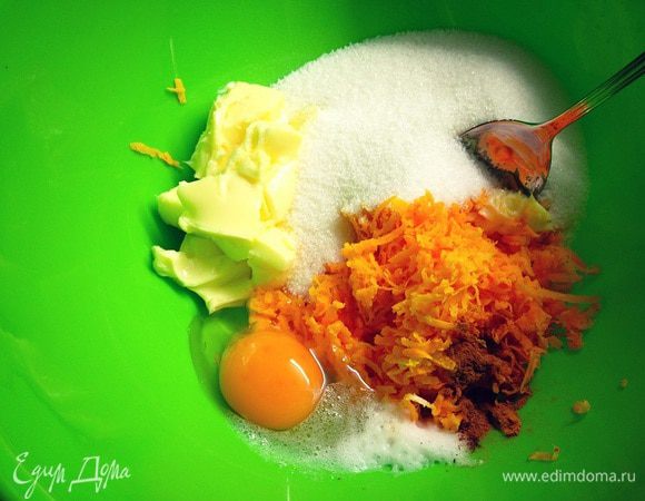 Сложим все ингредиенты в одну миску кроме муки....соду погасим....перемешаем...