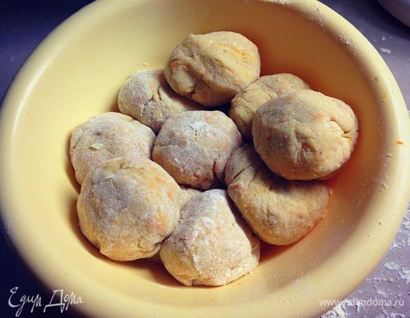 Скатаем кусочки в шарики и уберем минут на 40 в холодильник.....